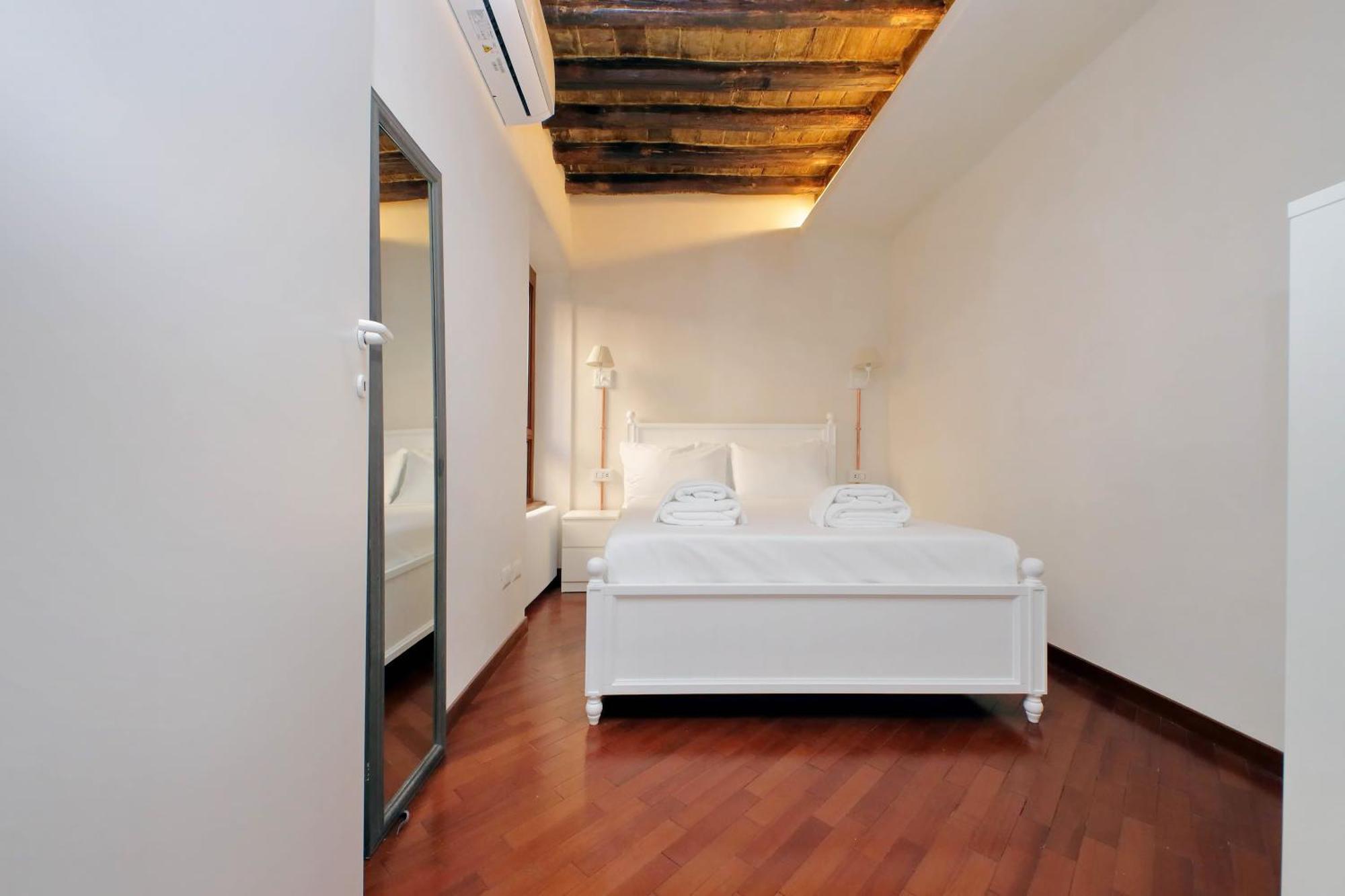 Dainty Paradiso Near Piazza Navona Apartment